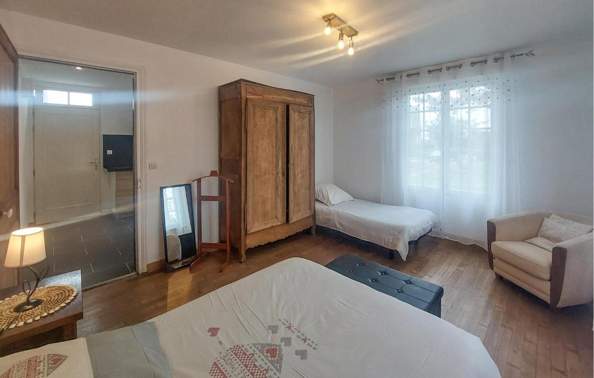 Holiday home 2 Bedroom Lovely In Ponthoile